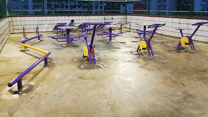 給力體育89套戶外健身器材進(jìn)入陽江小區(qū)學(xué)校